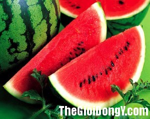 1 watermelon 1392111415732 300x238 Những thực phẩm giúp bạn bù nước một cách hiệu quả